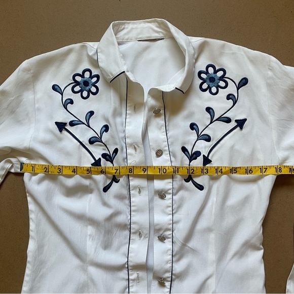 Vintage Embroidered Button Down​ - Picture 6 of 11